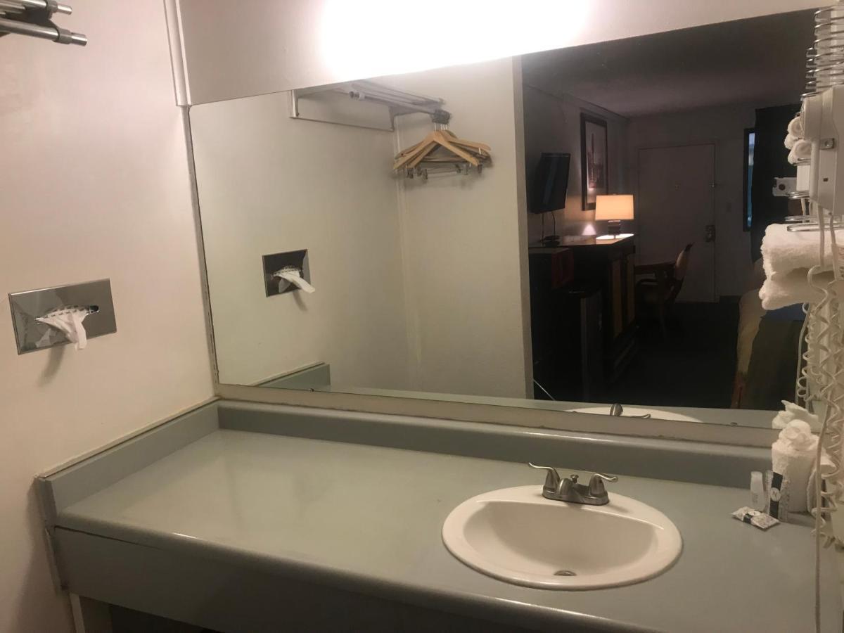 Motel Traveler Craig