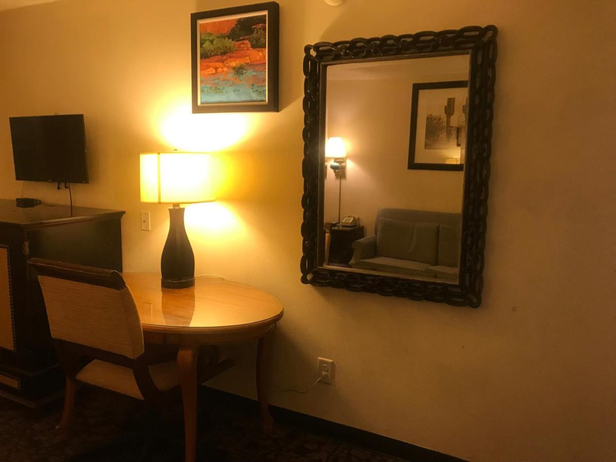 Motel Traveler Craig